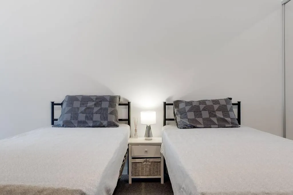 Stylish 2Br Getaway In Gold Coast Apartment